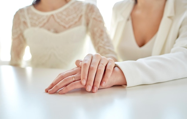 ludzie, homoseksualizm, małżeństwo osób tej samej płci i koncepcja miłości - zbliżenie na przytuloną szczęśliwą małżeństwo lesbijek