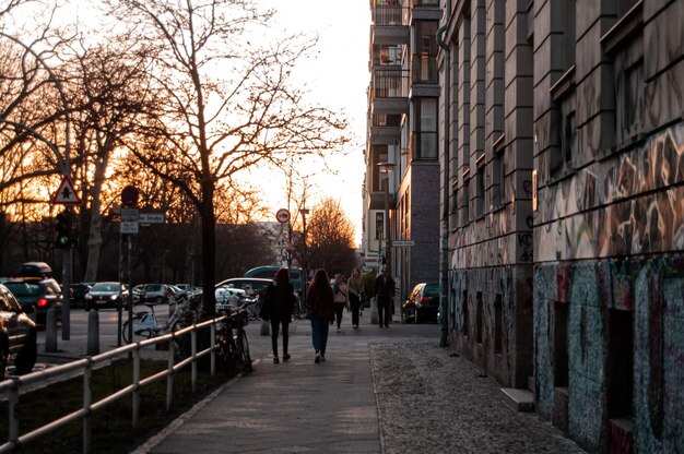 Ludzie idący po chodniku obok budynków w mieście