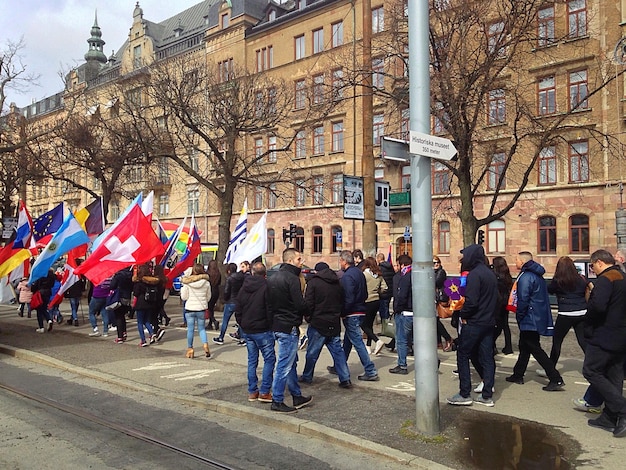 Zdjęcie ludzie idący ulicą miasta