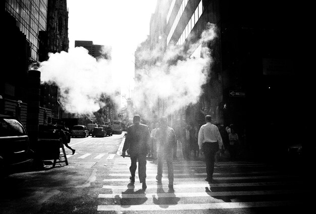 Zdjęcie ludzie idący ulicą pośród budynków w mieście