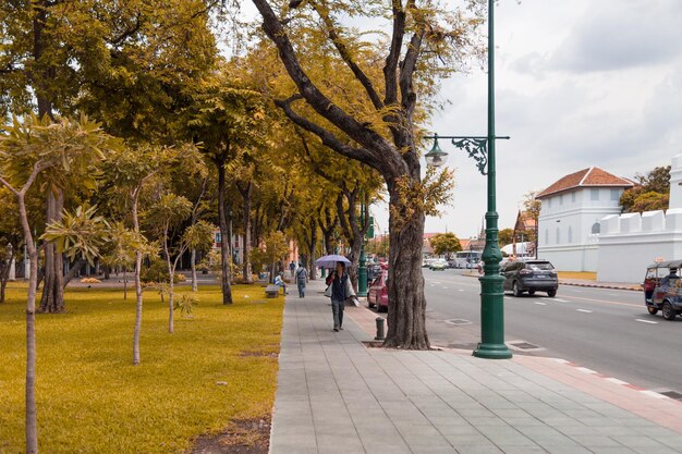 Zdjęcie ludzie idący ulicą w mieście jesienią