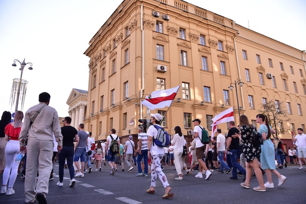 Zdjęcie ludzie idący ulicą w mieście na tle nieba