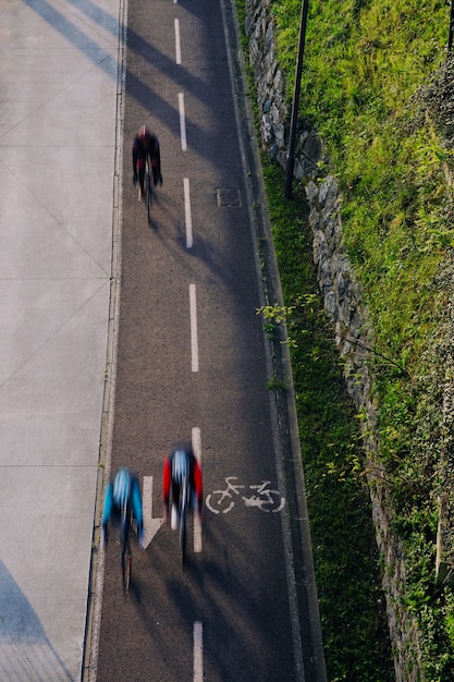 ludzie jadący na rowerze, środek transportu