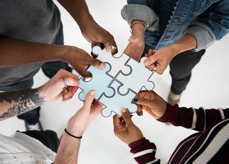 Zdjęcie ludzie jigsaw puzzle together partnerstwo praca zespołowa