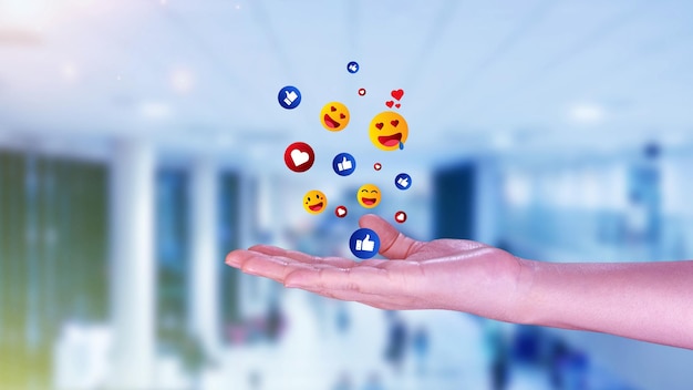 Ludzie korzystający z mediów społecznościowych i koncepcji cyfrowych w Internecie Przedsiębiorca korzystający z wysyłania emoji za pomocą mediów społecznych Ludzie korzystający i koncepcje cyfrowego marketingu internetowego