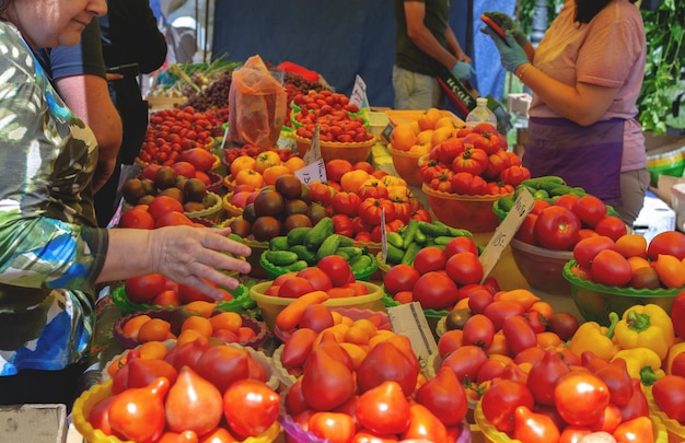 Ludzie kupują warzywa na ulicznym rynku