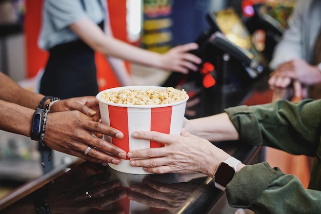 Ludzie Kupujący Popcorn W Kinie