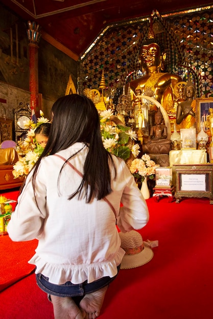 Ludzie modlący się w świątyni buddyjskiej Wat Phra That Doi Suthep, Chiang Mai, Tajlandia