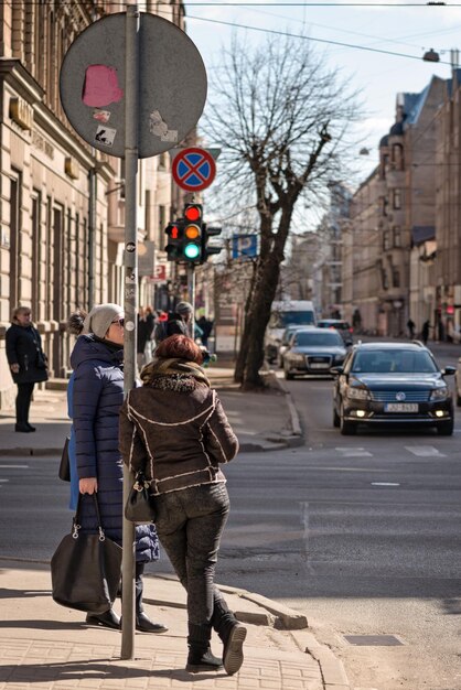 Zdjęcie ludzie na drodze w mieście