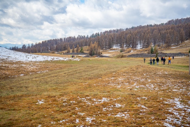 Ludzie na historycznym kopcu grobowym kurhan lub tumulus w stepach tschuja republika ałtaju syberia rosja