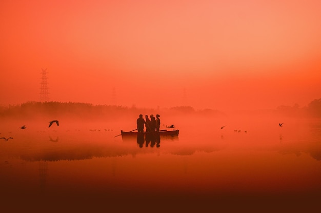 Ludzie na łodzi o świcie w Nowym Delhi