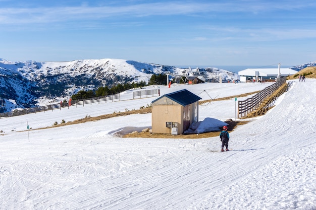 Ludzie na nartach i snowboardzie na stoku w ośrodku narciarskim