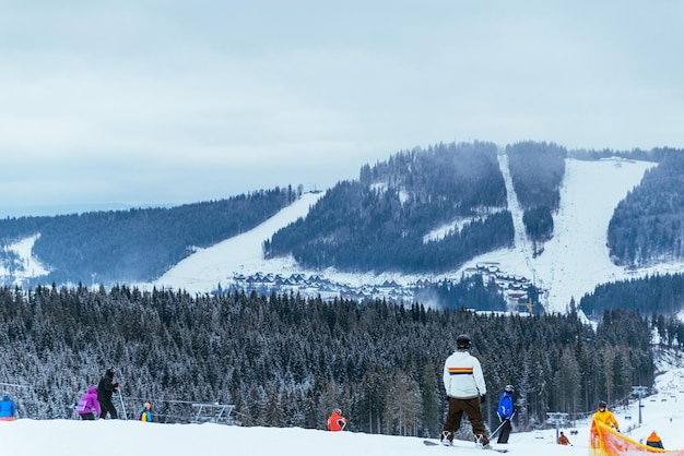 Ludzie na nartach i snowboardzie w górach zimą