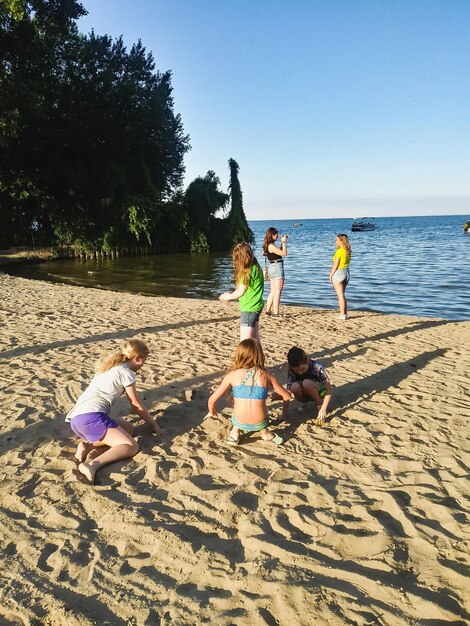 Zdjęcie ludzie na plaży na tle nieba