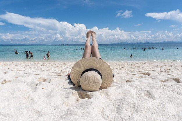 Zdjęcie ludzie na plaży na tle nieba