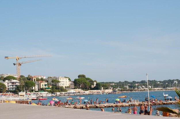 Ludzie Na Plaży Na Tle Nieba