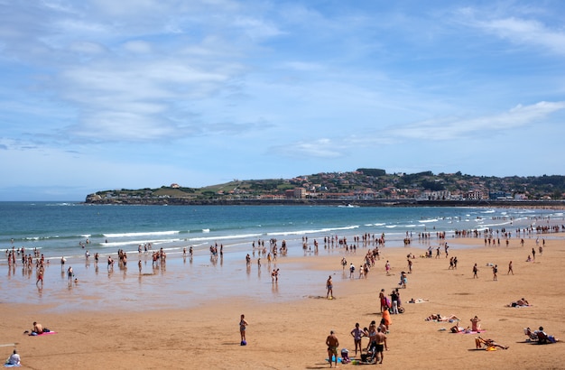 Ludzie na plaży w Gijon