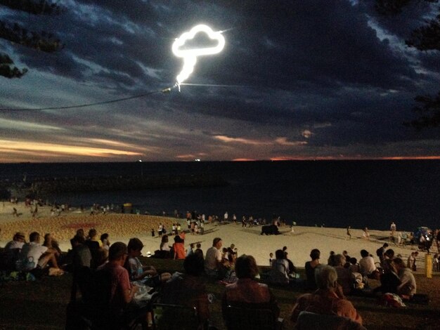 Ludzie na plaży.