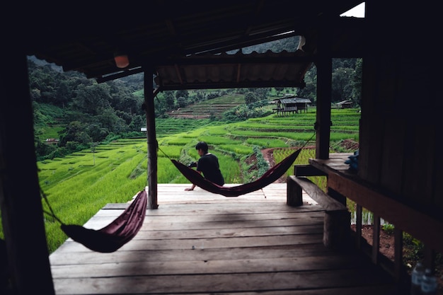 Ludzie na polach ryżowych spędzają wakacje w chatach i tarasach ryżowych