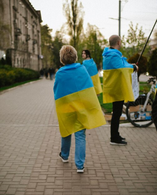 ludzie na proteście z ukraińską flagą Od redakcji Republika Mołdawii 24 kwietnia 2022