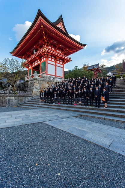 Zdjęcie ludzie na schodach przy budynku świątyni na tle nieba