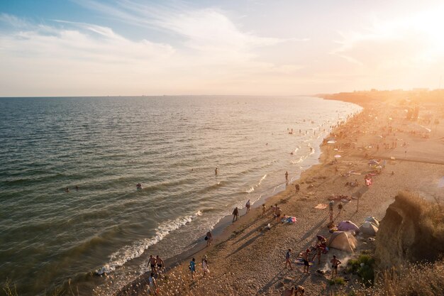 Ludzie Na Słonecznych Namiotach Plażowych Nad Morzem Spędzają Lato W Ośrodku Cieszą Się Ciepłem