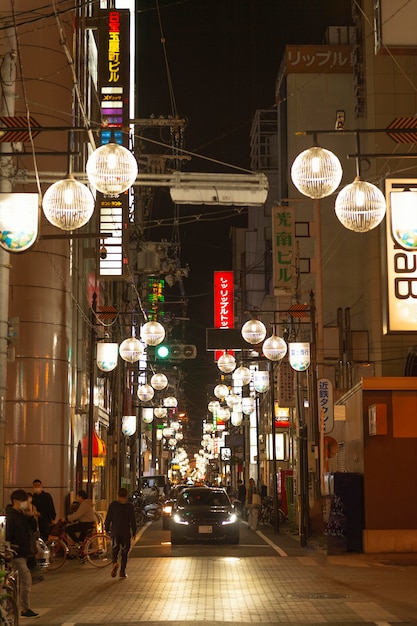 Ludzie na ulicy Japonii ze światłami