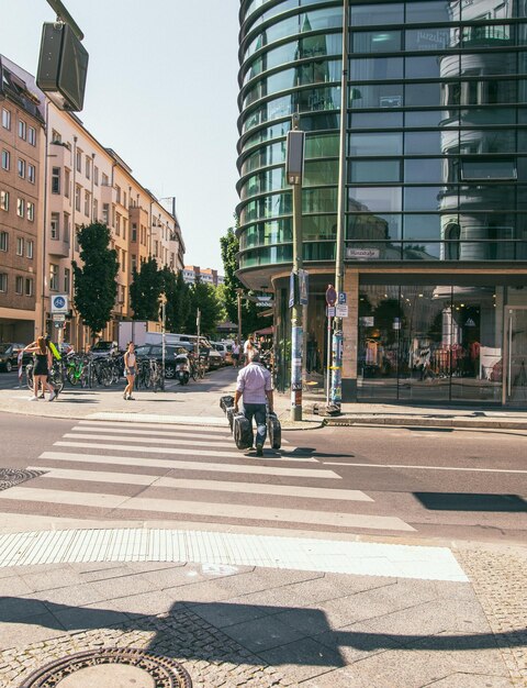 Zdjęcie ludzie na ulicy przeciwko budynkom.