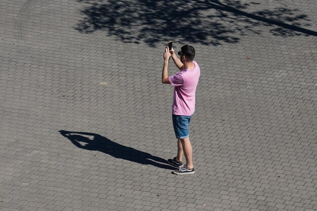 Zdjęcie ludzie na ulicy robiący zdjęcia za pomocą smartfonów w bilbao w hiszpanii