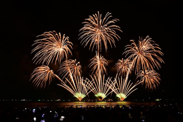 Zdjęcie ludzie nagrywają pokaz fajerwerków za pomocą aparatu i smartfona pattaya fireworks festival