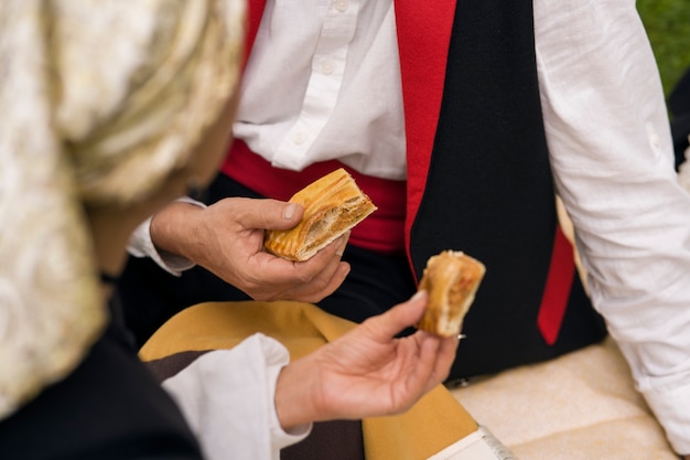 Zdjęcie ludzie o wysokim kącie z deserem