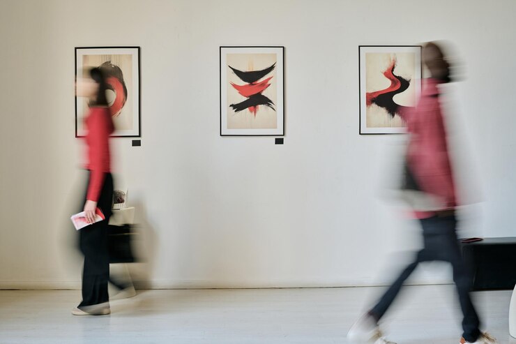 Zdjęcie ludzie obserwujący nowoczesną sztukę w współczesnej galerii