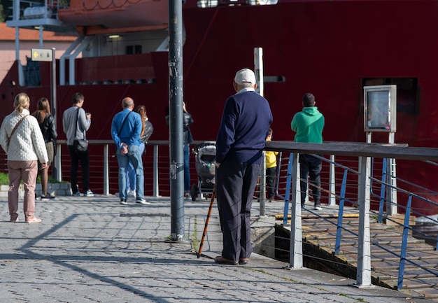 Ludzie obserwujący wejście do portu kupca