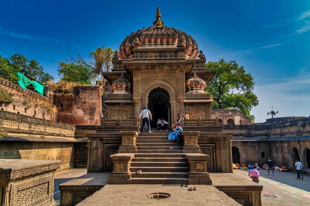 Ludzie odprawiają poranny kult w forcie i świątyni Maheshwar nad świętą rzeką Narmada w Maheshwar Madhya Pradesh w Indiach