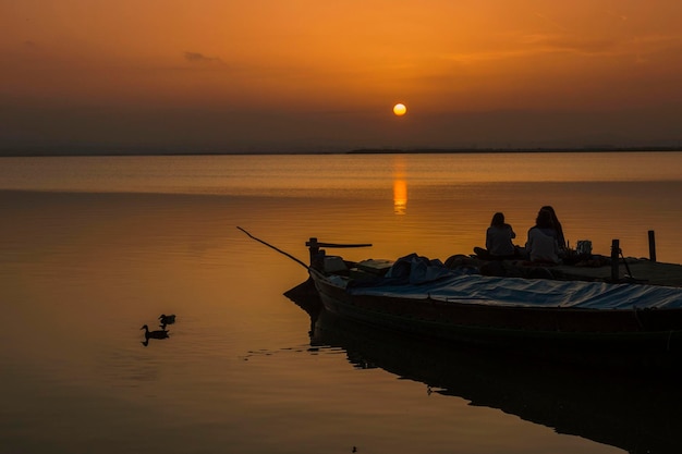 ludzie oglądający zachód słońca w Albufera w Walencji, Hiszpania