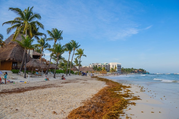 Ludzie opalający się na plaży w pobliżu hotelu w Playa del Carmen Jukatan w Meksyku