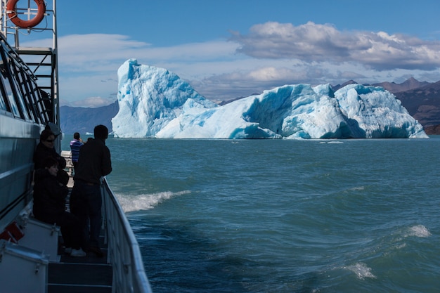 Zdjęcie ludzie patrzą na iceberg