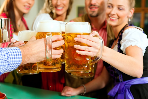 Ludzie pijący piwo w bawarskim pubie