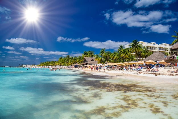 Ludzie Pływający W Pobliżu Białej, Piaszczystej Plaży Z Parasolami Bungalow Bar I Palmami Kokosowymi Turkusowe Morze Karaibskie Wyspa Isla Mujeres Morze Karaibskie Cancun Jukatan Meksyk