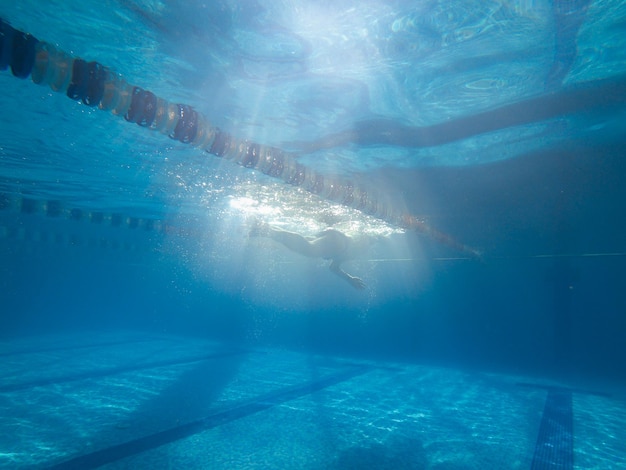 Ludzie pływający w widoku basenu z podwodnego