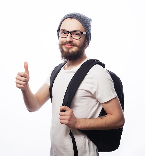 Ludzie podróżują turystyka i edukacja koncepcja szczęśliwy młody mężczyzna z brodą w okularach noszący kapelusz z plecakiem na białym tle