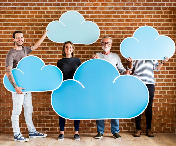 Zdjęcie ludzie posiadający ikony cloud computing