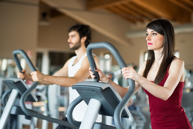 Ludzie pracujący w centrum fitness