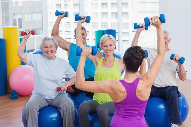 Ludzie pracujący z hantlami na zajęcia fitness