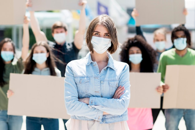 Zdjęcie ludzie protestujący i noszący maski medyczne