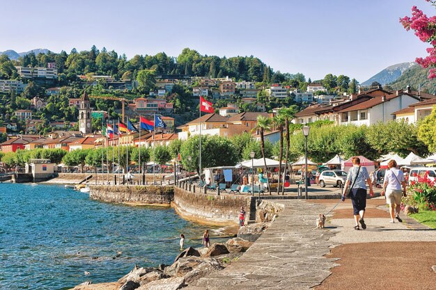 Ludzie przechodzący na promenadzie w luksusowym kurorcie w Asconie nad jeziorem Maggiore w kantonie Ticino w Szwajcarii.