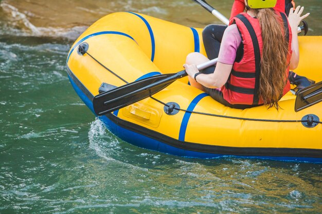 Ludzie Rafting Na Górskiej Rzece Kopia Przestrzeń