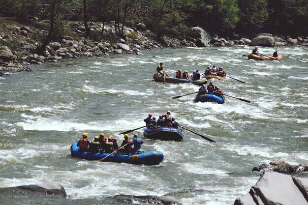 Zdjęcie ludzie rafting na rzece