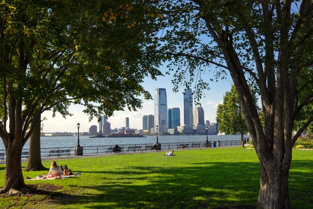 Ludzie relaksujący się w Battery Park w Nowym Jorku