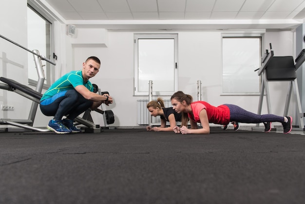 Ludzie rozciągający się podczas zajęć fitness w centrum fitness